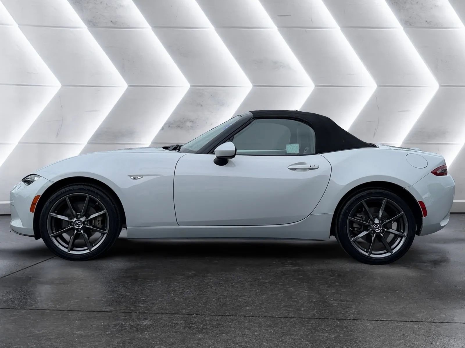 Used 2019 MAZDA MX-5 Miata Grand Touring RWD image 2
