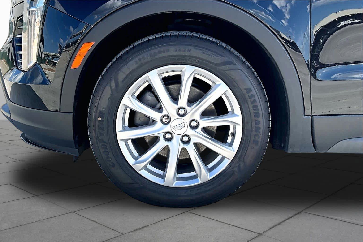 Used 2023 Cadillac XT4 Luxury w/ Cold Weather Package FWD image 19