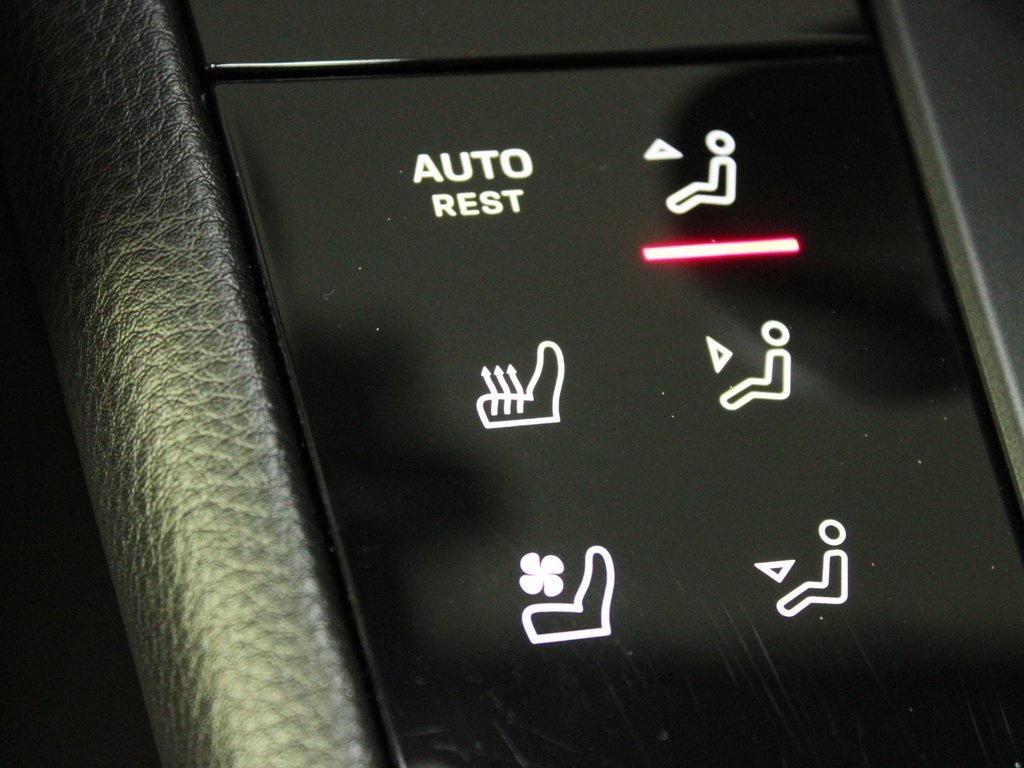 Used 2022 Porsche Macan w/ Premium Package Plus image 30