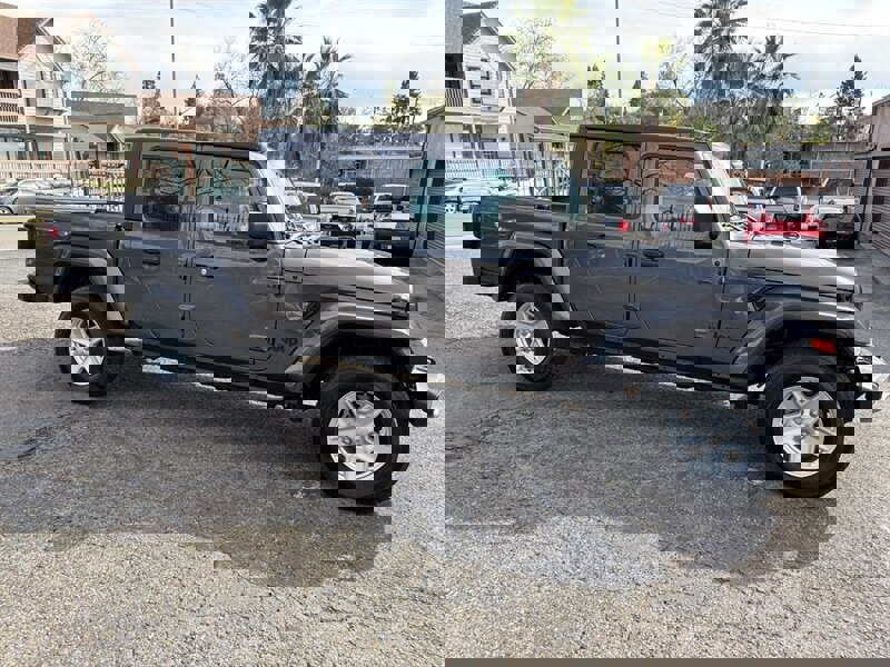 Used 2022 Jeep Gladiator Sport image 7