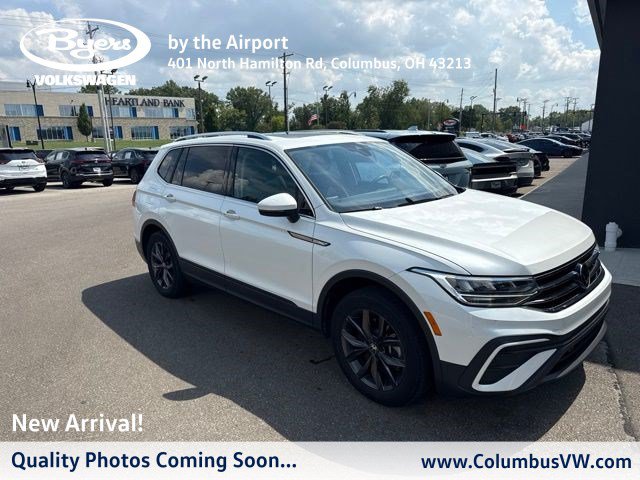 Used 2023 Volkswagen Tiguan SE w/ Panoramic Sunroof Package FWD image 1