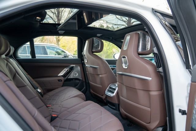 Used 2023 BMW i7 xDrive60 w/ Executive Package 2 image 46
