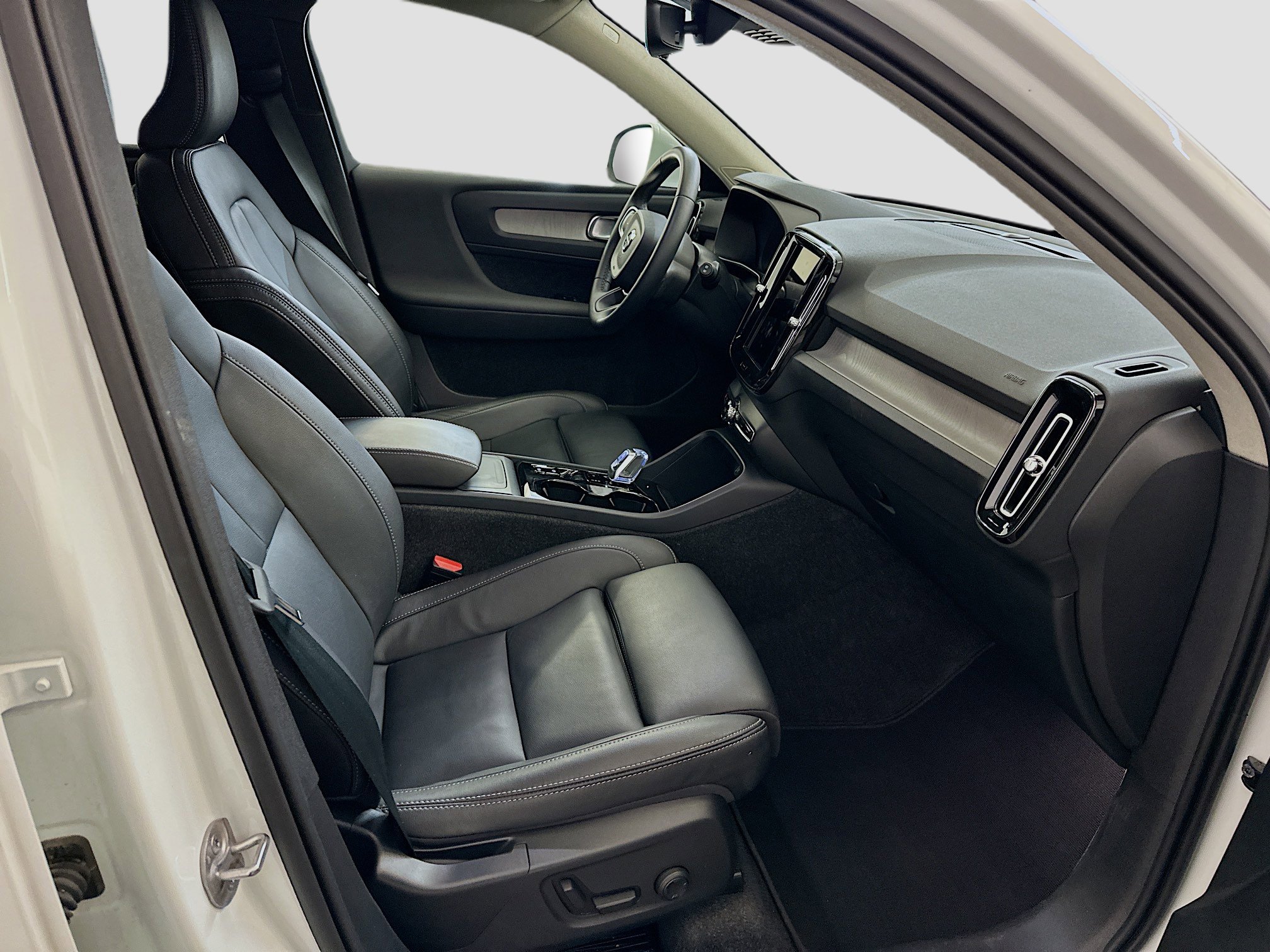 Used 2025 Volvo XC40 B5 Plus image 34