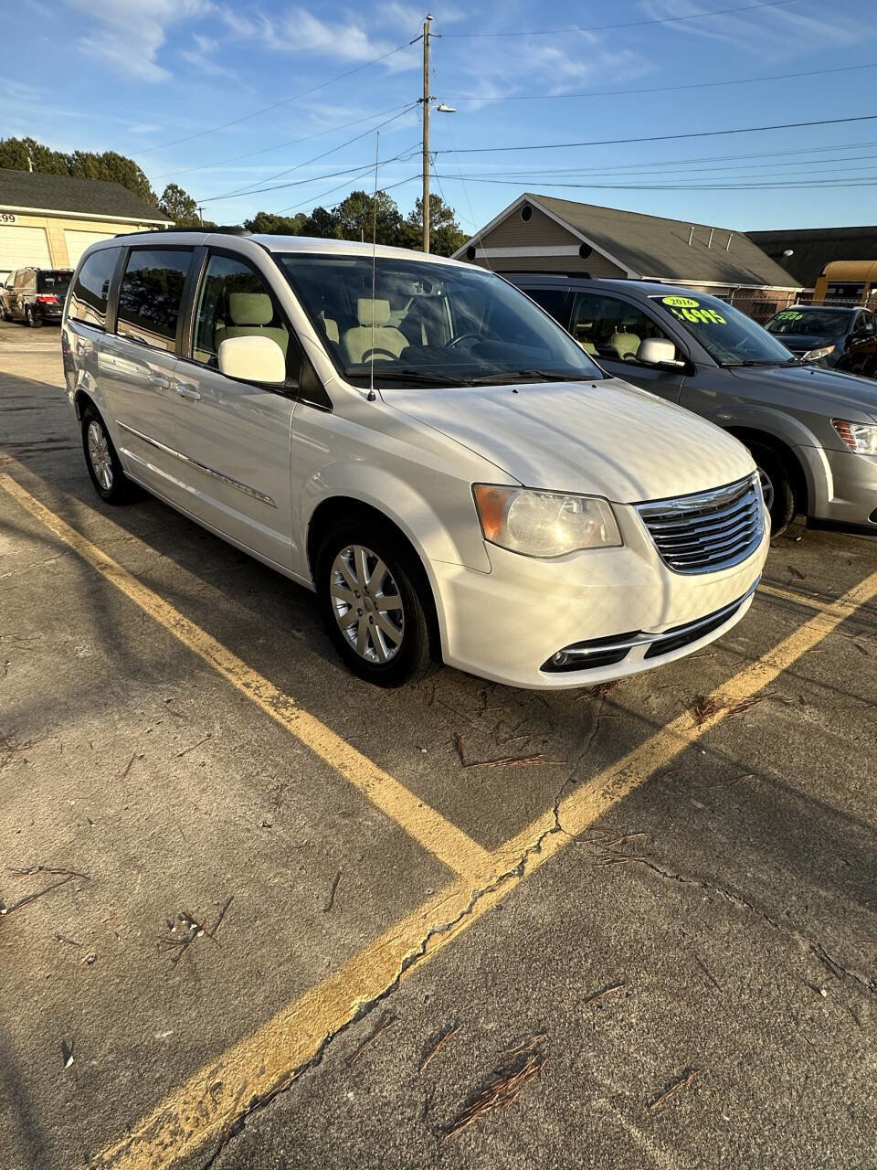 Used 2013 Chrysler Town & Country Touring image 2