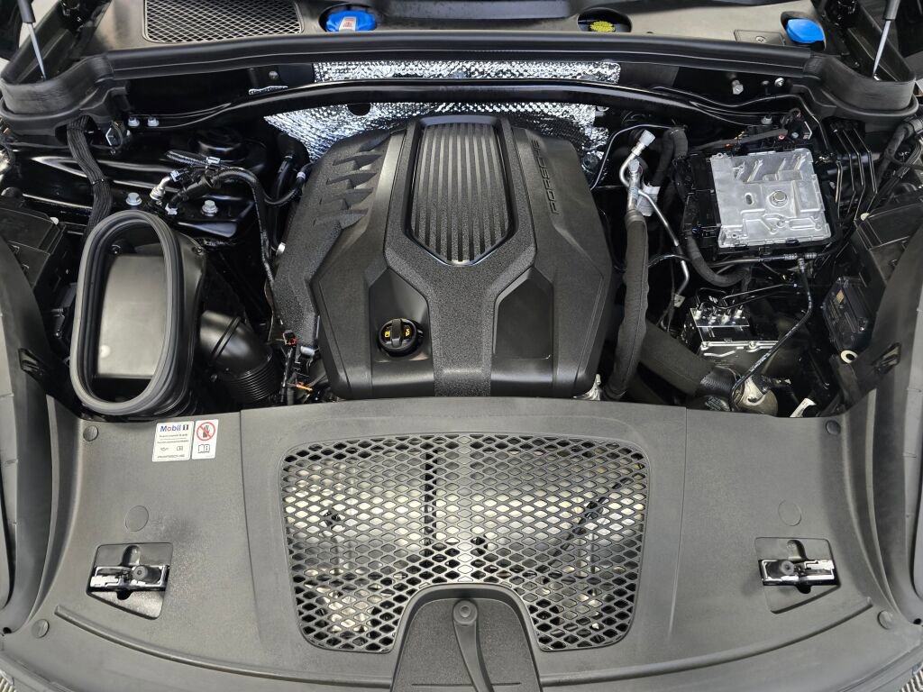 Certified 2024 Porsche Macan image 11