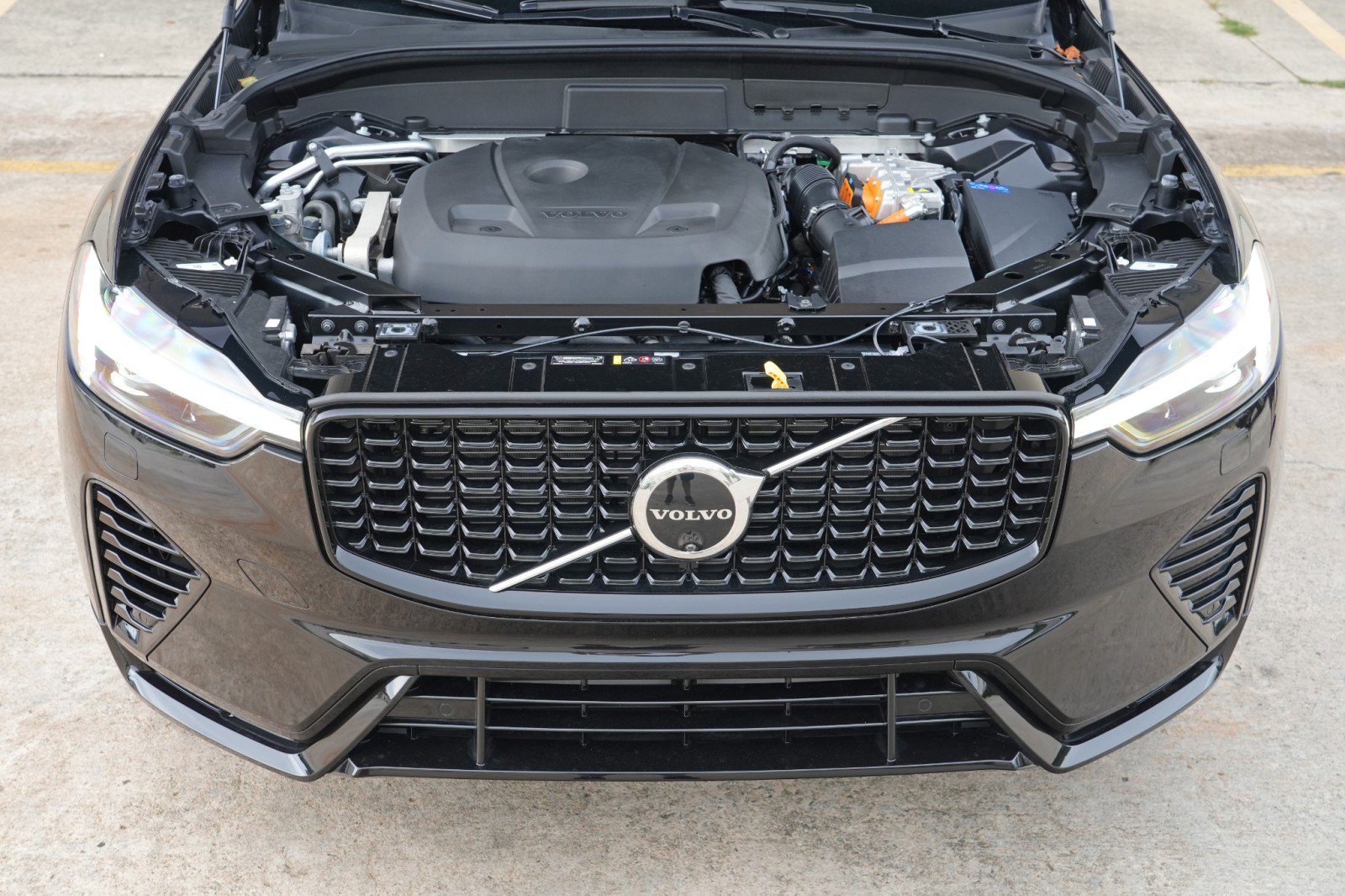 Used 2025 Volvo XC60 T8 Plus w/ Protection Package Premier AWD/4WD image 8