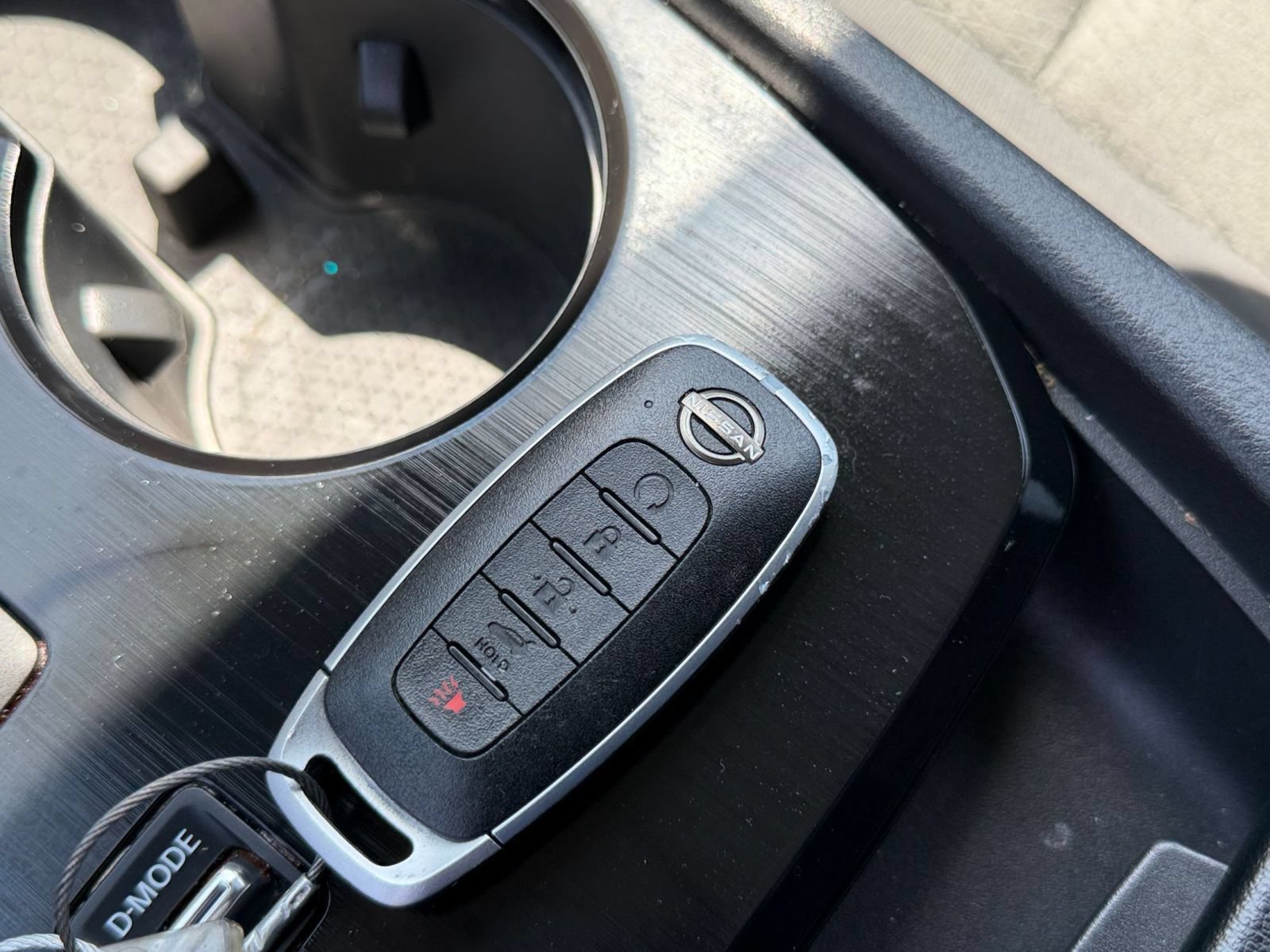 Used 2025 Nissan Rogue SV FWD image 27
