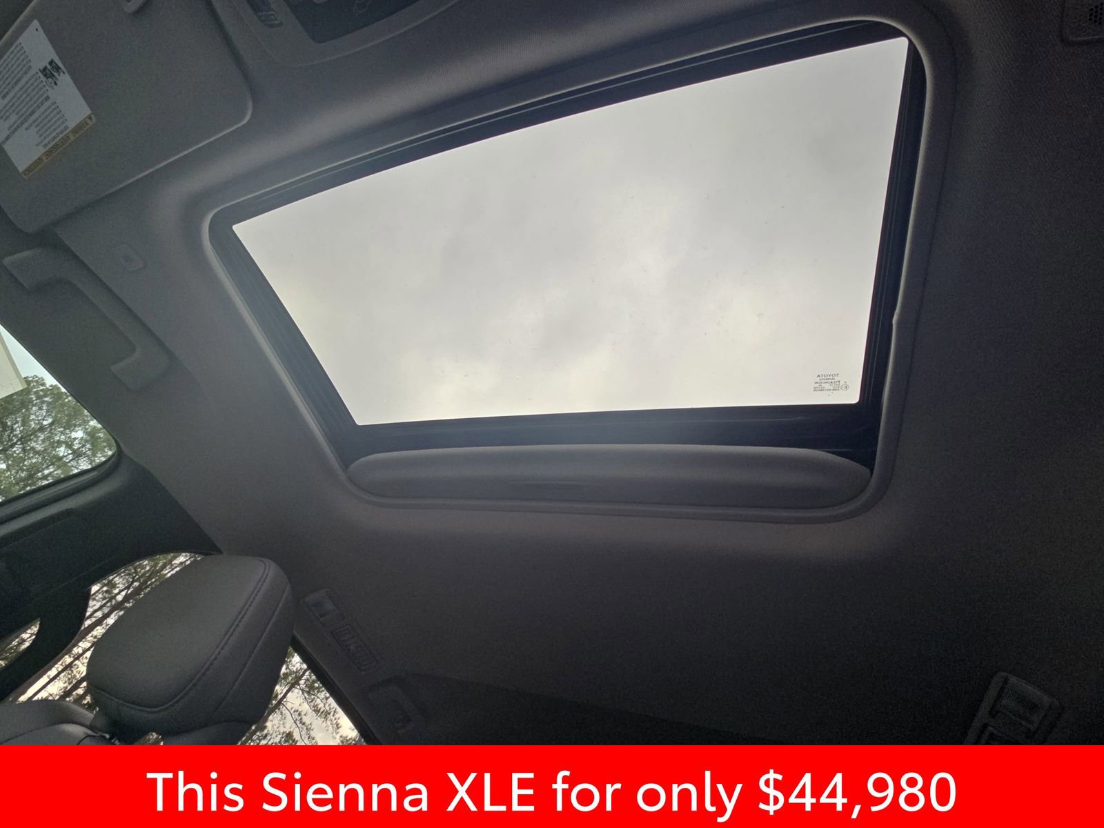 Used 2025 Toyota Sienna XLE image 38