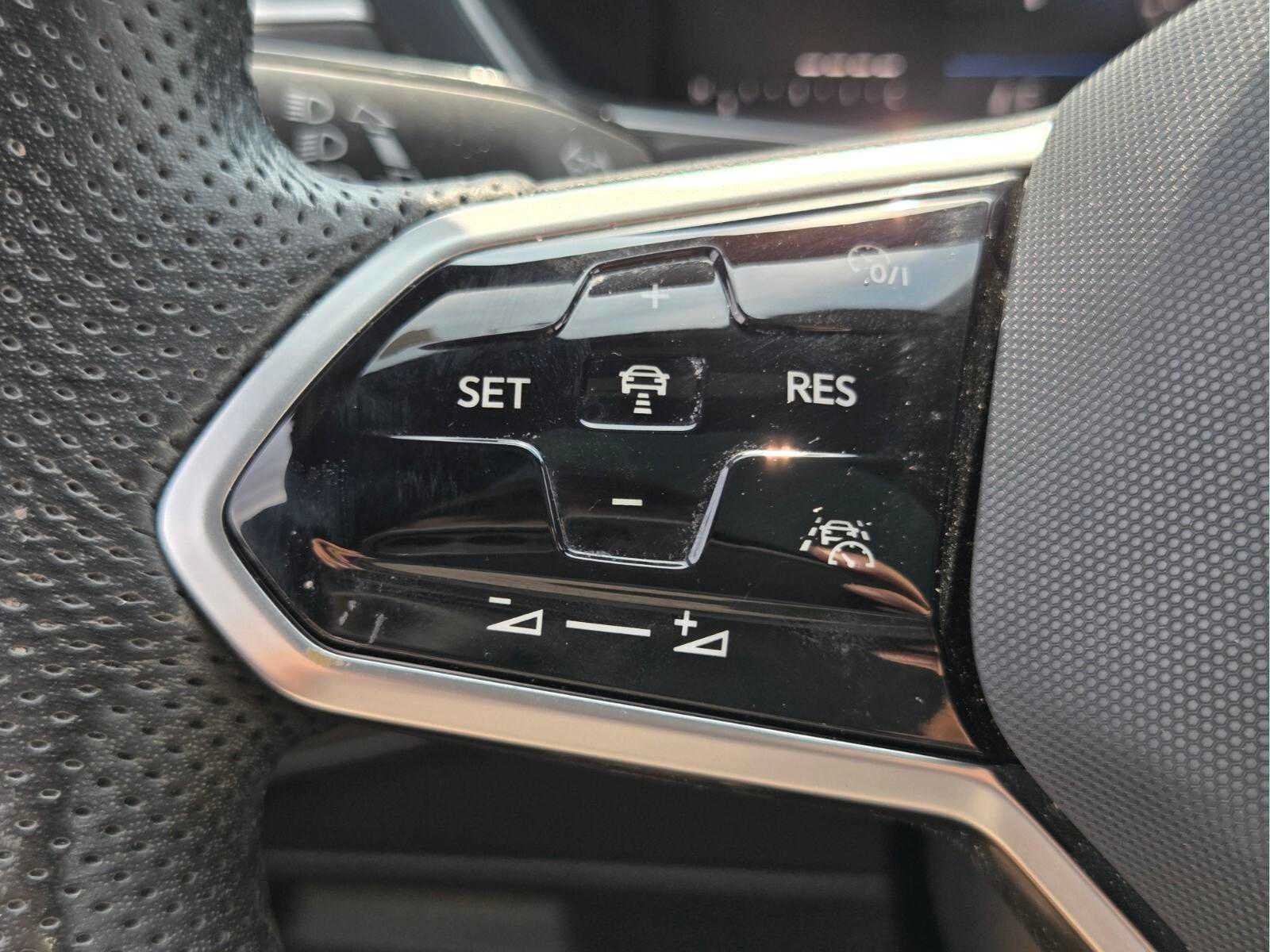 Used 2024 Volkswagen Tiguan SE R-Line FWD image 36