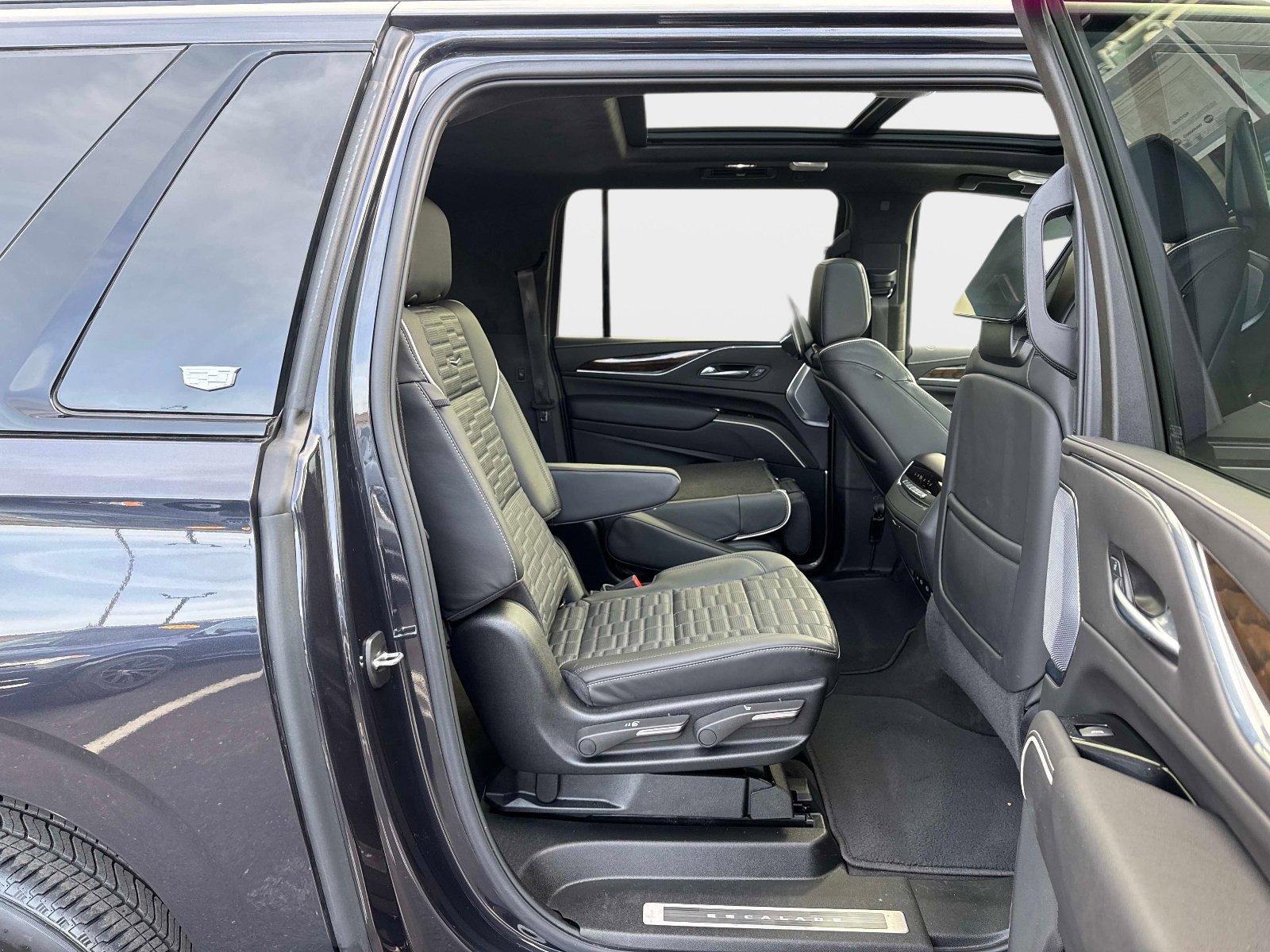 Used 2024 Cadillac Escalade ESV Sport Platinum image 16