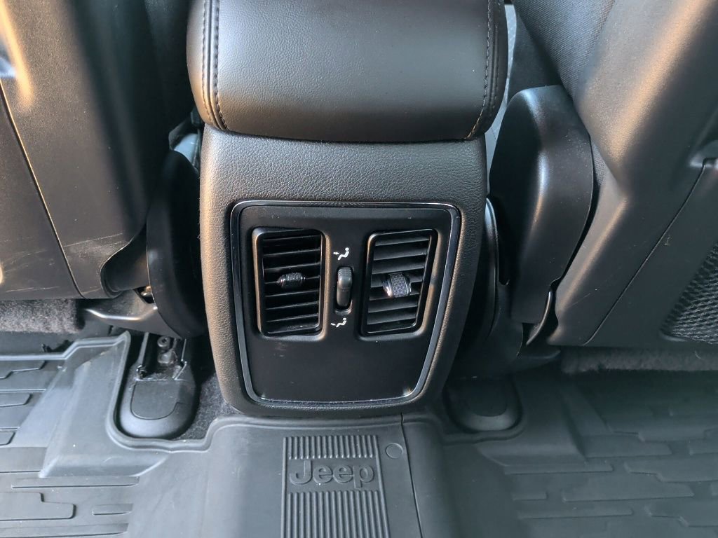 Used 2021 Jeep Grand Cherokee Laredo image 35