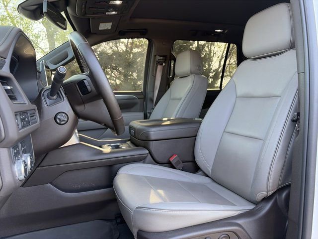 Used 2023 GMC Yukon SLT w/ SLT Premium Package image 16