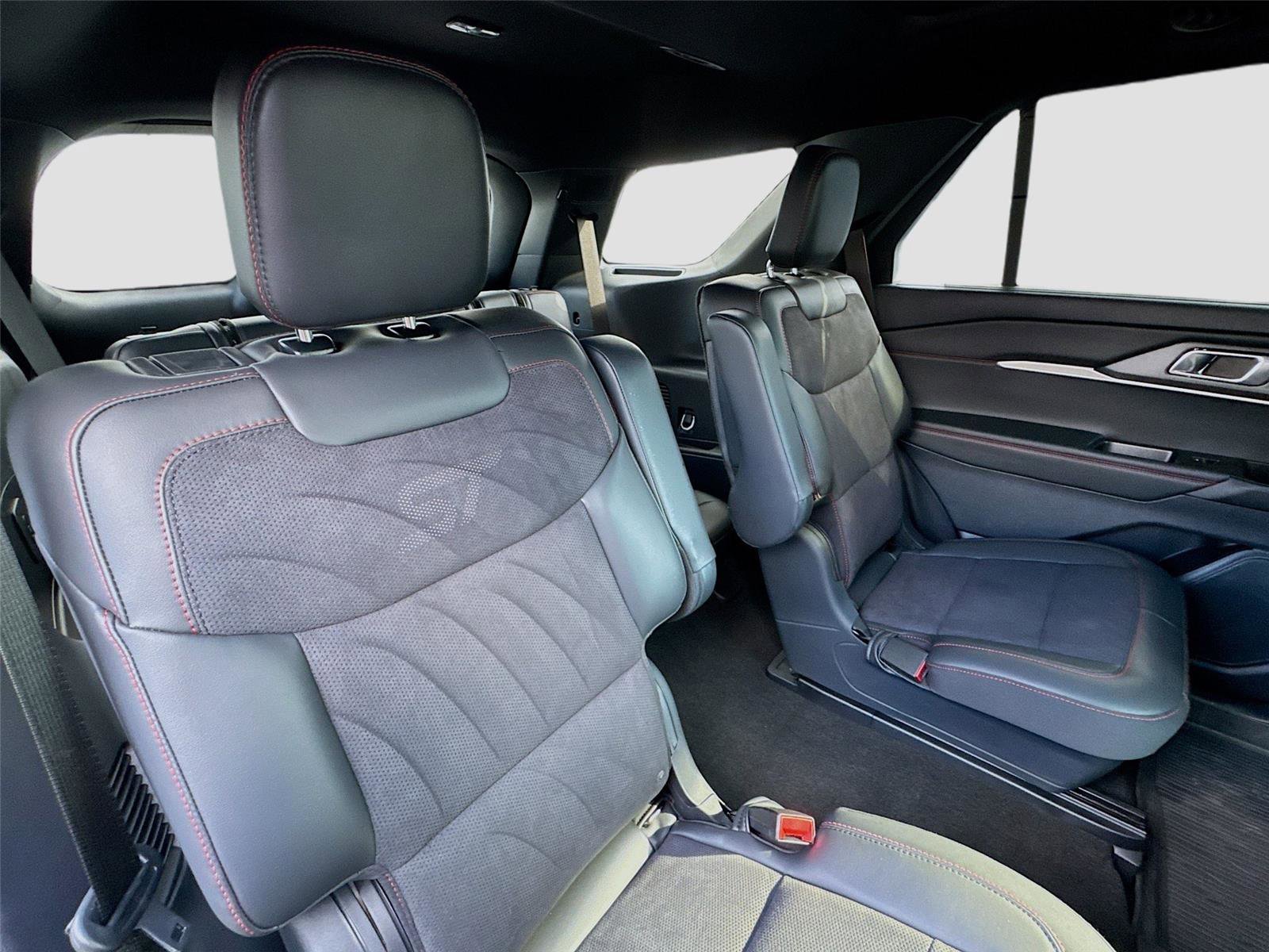 Used 2025 Ford Explorer ST image 28