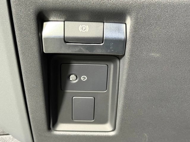 Used 2025 Land Rover Defender 130 X-Dynamic SE AWD/4WD image 29
