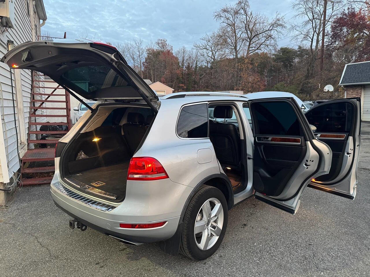 Used 2014 Volkswagen Touareg TDI image 11