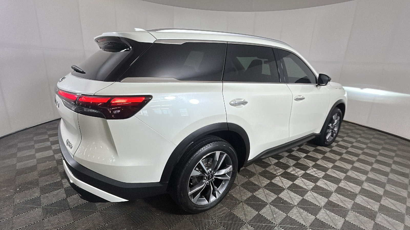 Used 2024 INFINITI QX60 Luxe AWD/4WD image 2