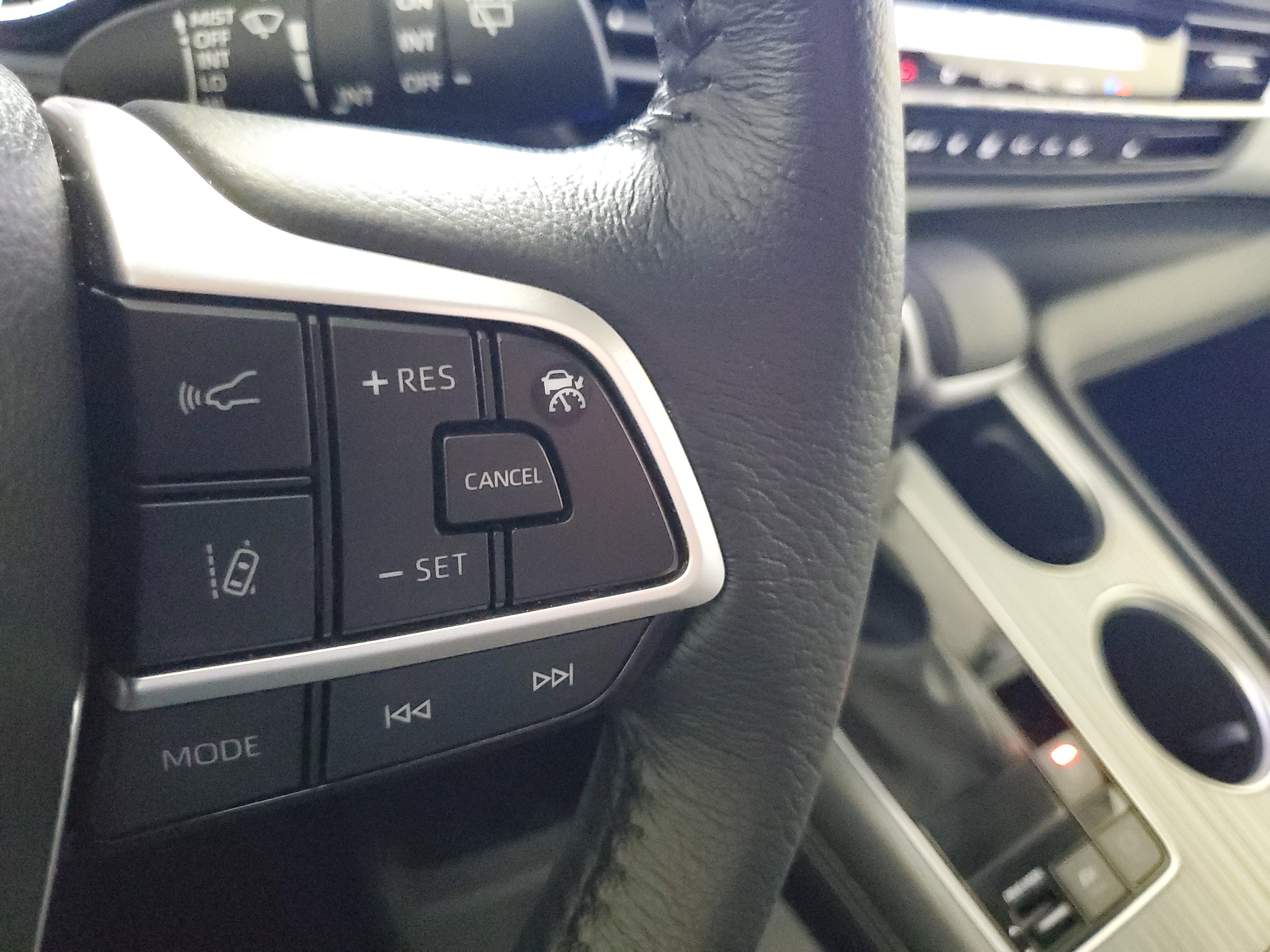 Certified 2025 Toyota Sienna XLE FWD image 28