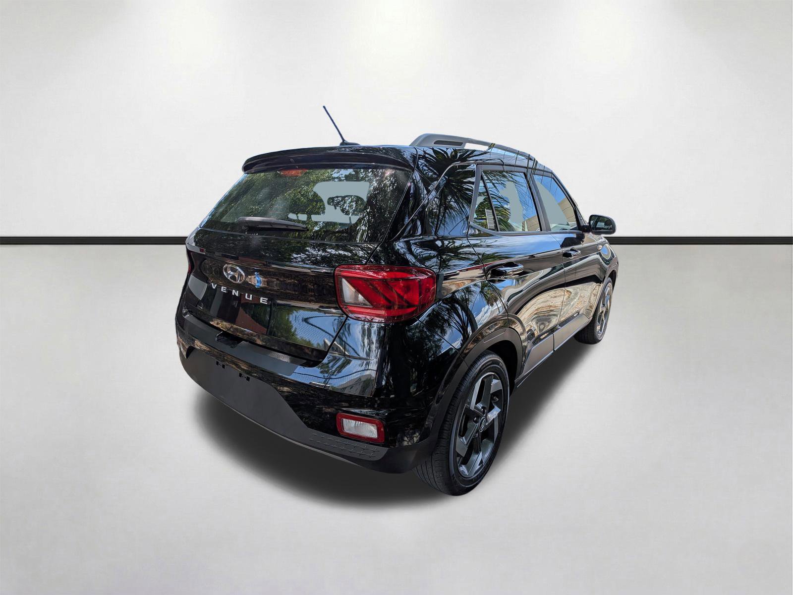 Used 2024 Hyundai Venue SEL FWD image 3