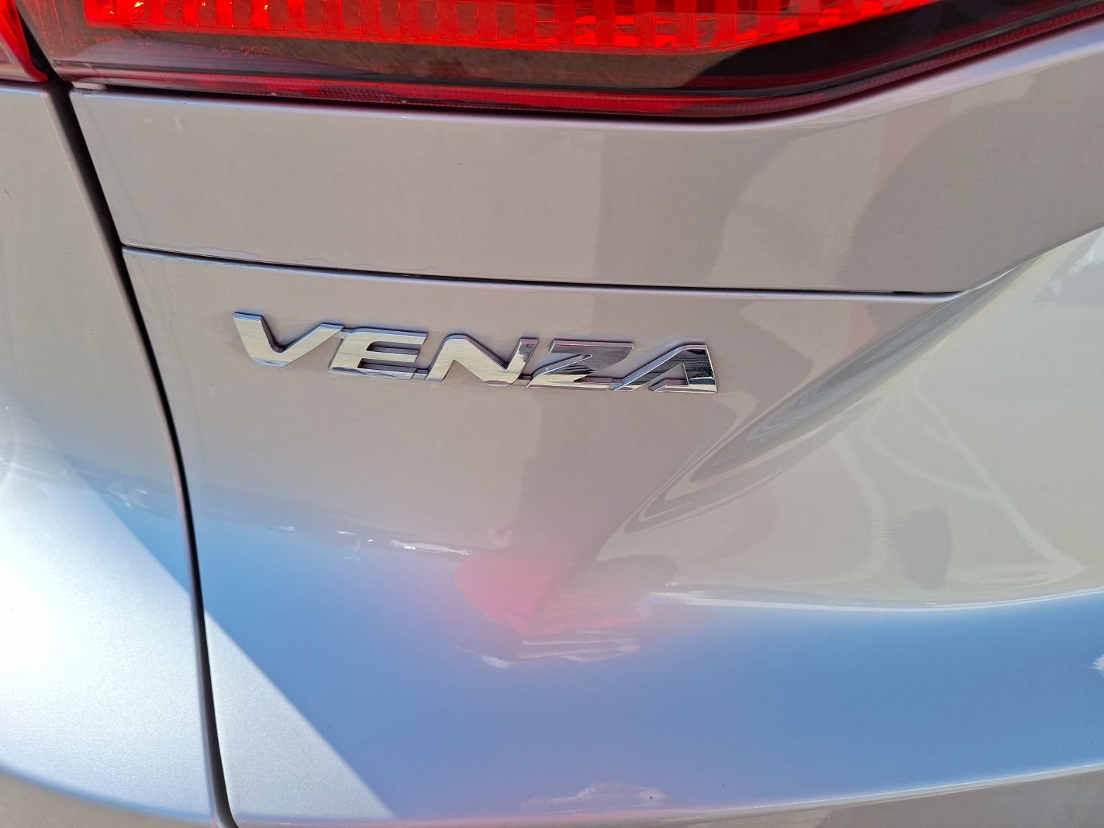 Used 2023 Toyota Venza LE image 12