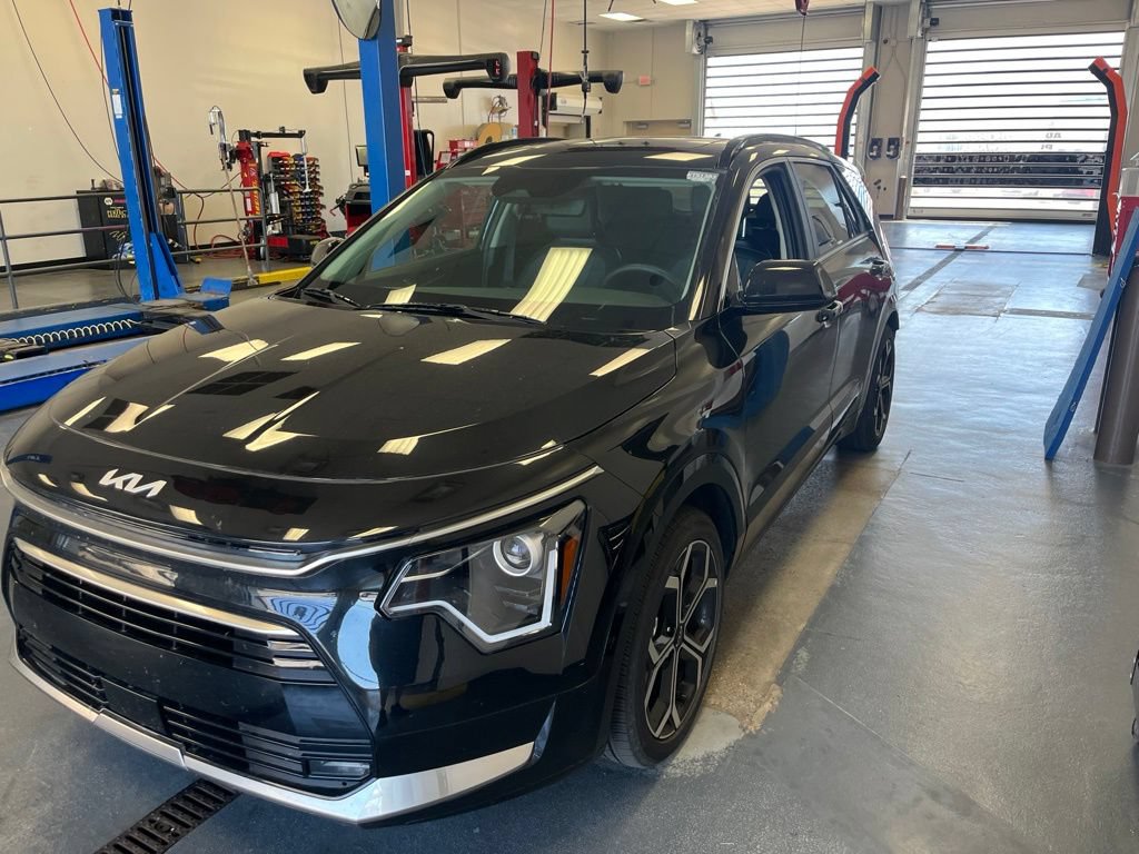 Used 2025 Kia Niro EX Touring FWD image 2