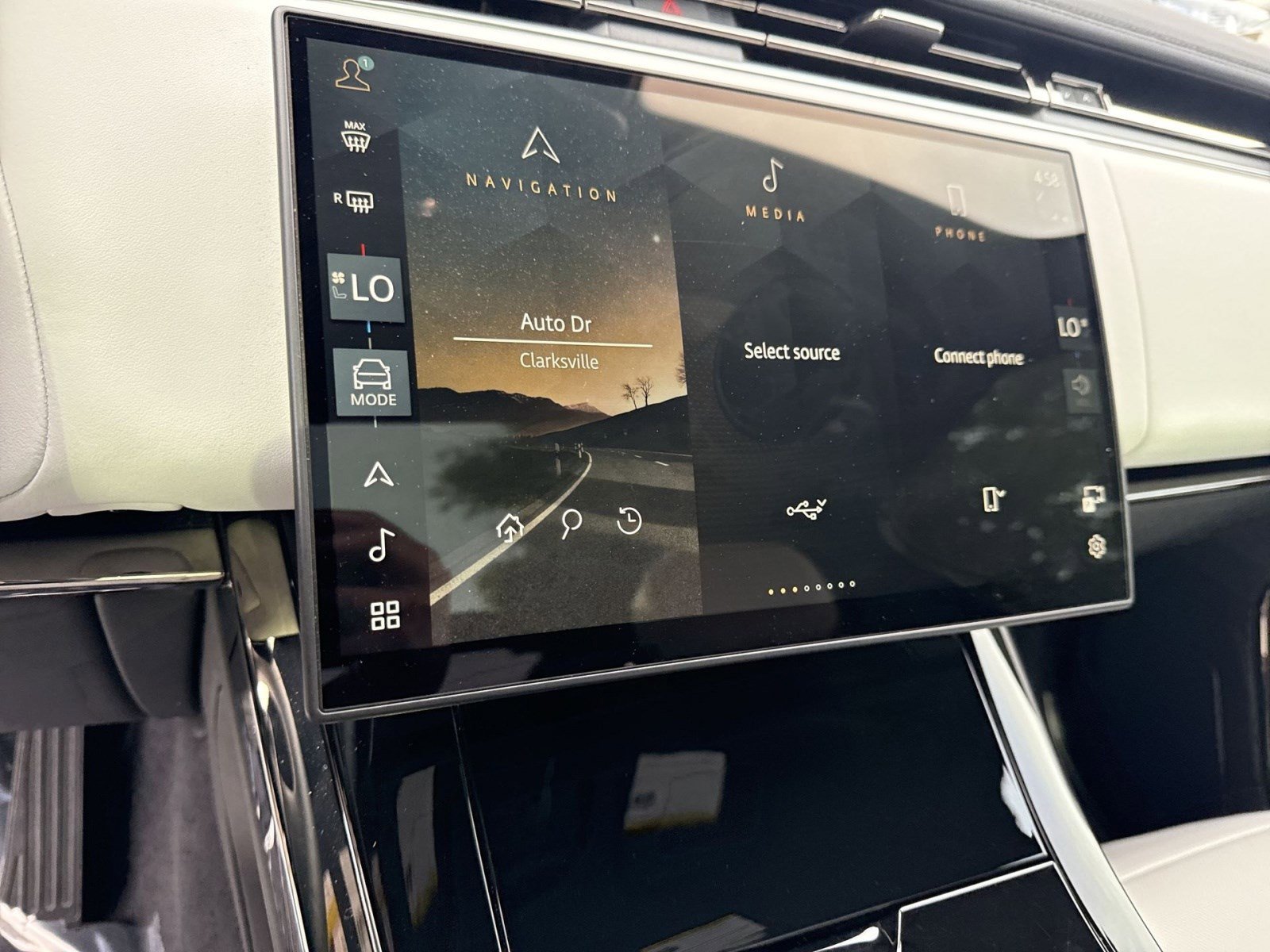 Used 2024 Land Rover Range Rover Sport SE AWD/4WD image 16