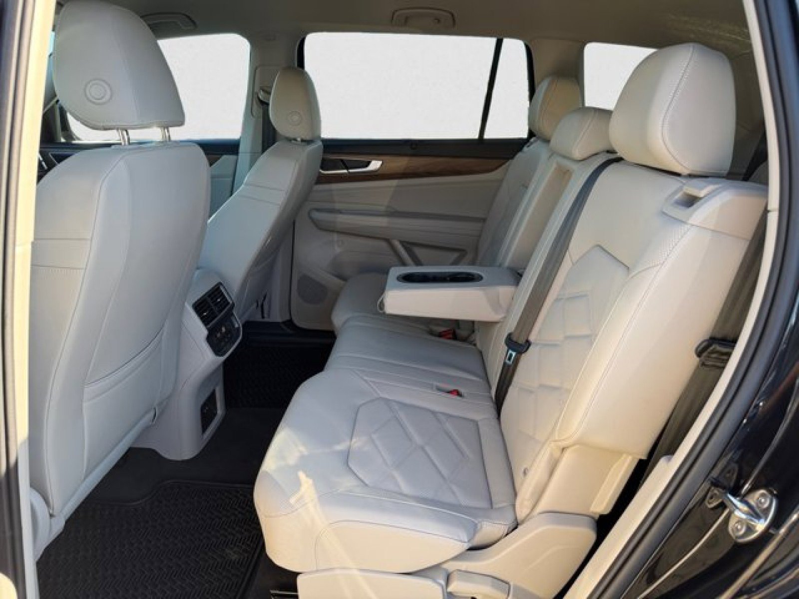 Used 2024 Volkswagen Atlas SE image 16