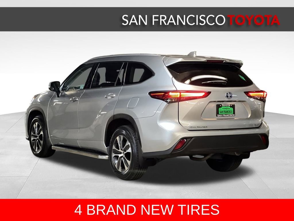 Used 2022 Toyota Highlander XLE AWD/4WD image 3
