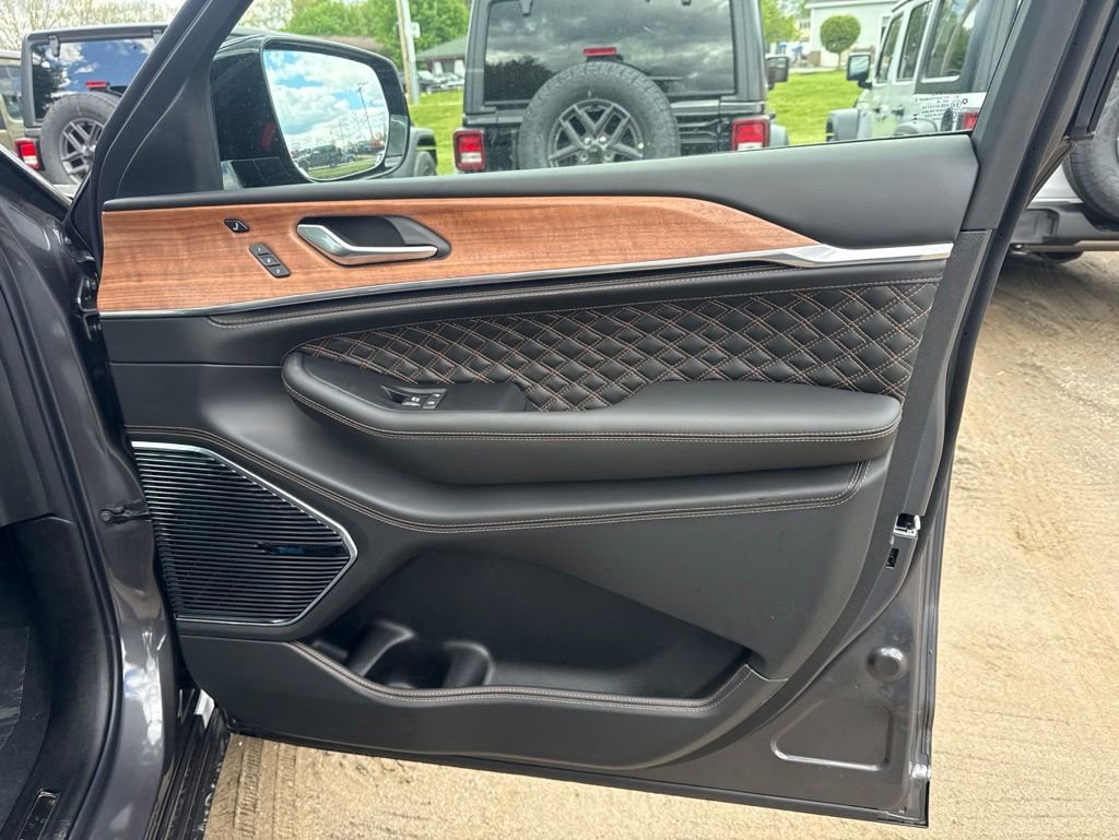 New 2026 Jeep Grand Cherokee Summit AWD/4WD image 10