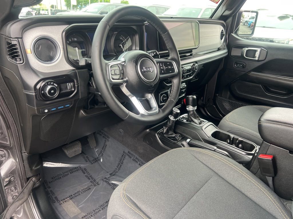 Used 2025 Jeep Wrangler Unlimited Sahara w/ Safety Group AWD/4WD image 18