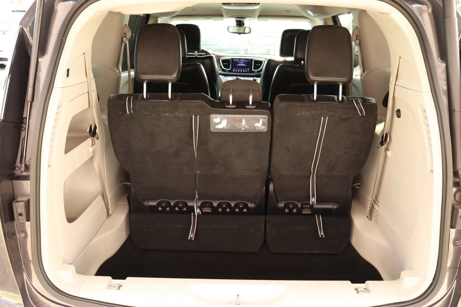 Used 2018 Chrysler Pacifica Touring-L FWD image 47