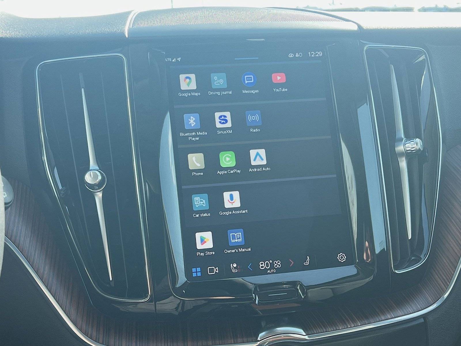 Certified 2023 Volvo XC60 B5 Plus w/ Climate Package image 18