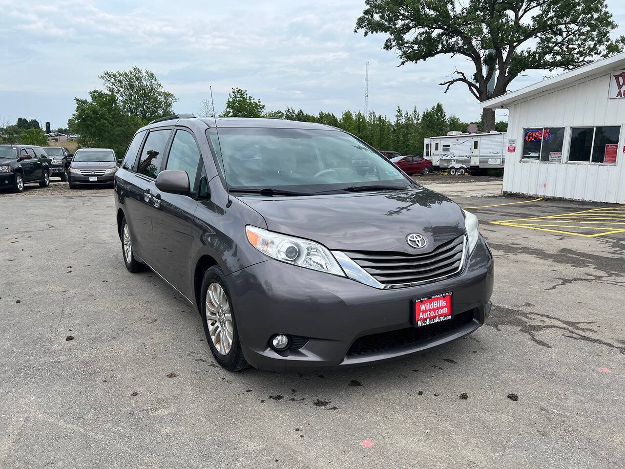 Used 2012 Toyota Sienna XLE w/ Entertainment Pkg FWD image 3