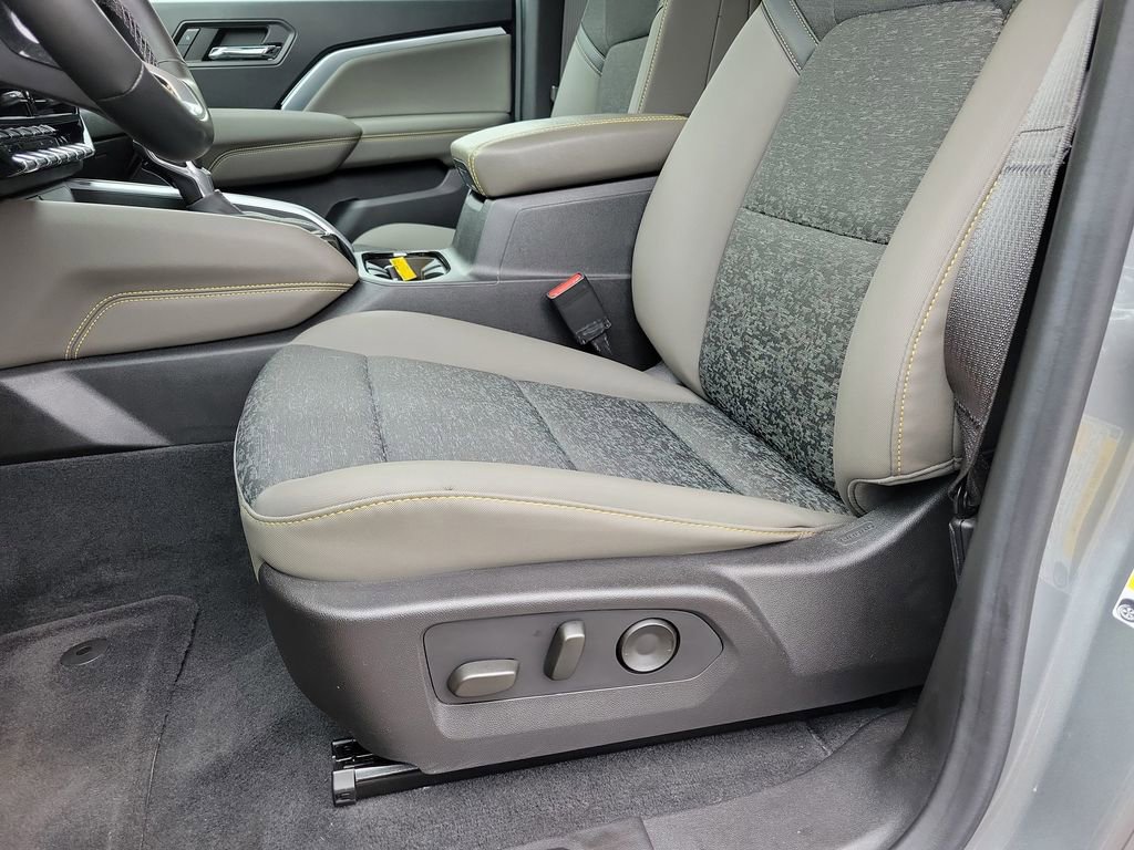 Used 2024 Chevrolet Colorado ZR2 w/ Technology Package AWD/4WD image 19