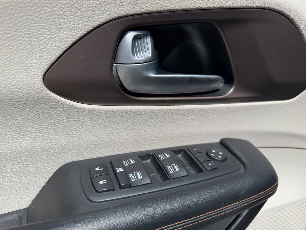 Used 2017 Chrysler Pacifica Touring-L Plus w/ Tire & Wheel Group image 19