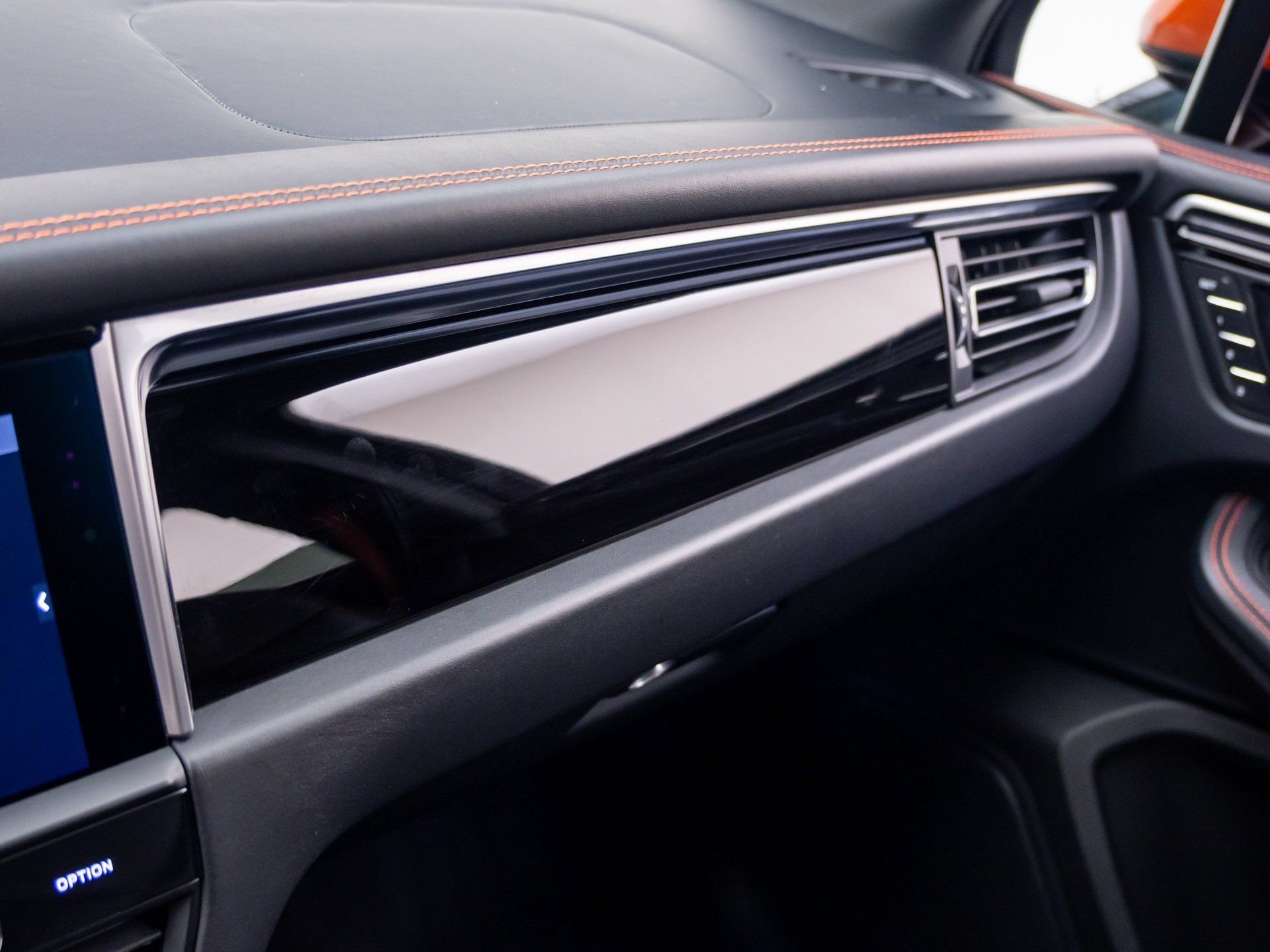 Certified 2023 Porsche Macan S AWD/4WD image 30