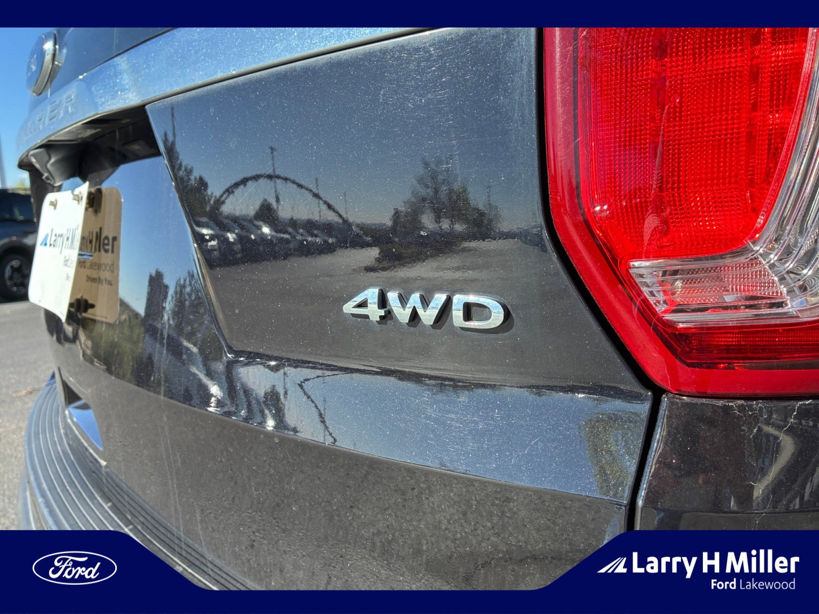 Used 2019 Ford Explorer XLT w/ Equipment Group 202A AWD/4WD image 23