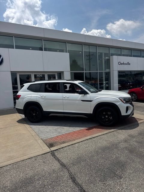 Used 2024 Volkswagen Atlas Peak Edition SEL AWD/4WD image 4