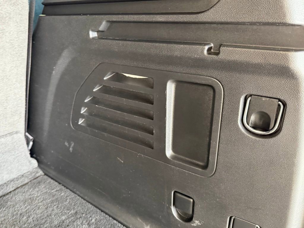 Used 2025 Chevrolet Traverse LT image 36