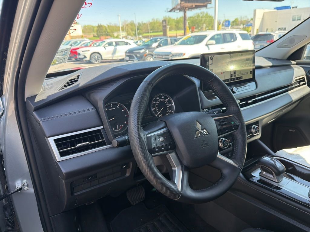 Used 2025 Mitsubishi Outlander SE FWD image 15