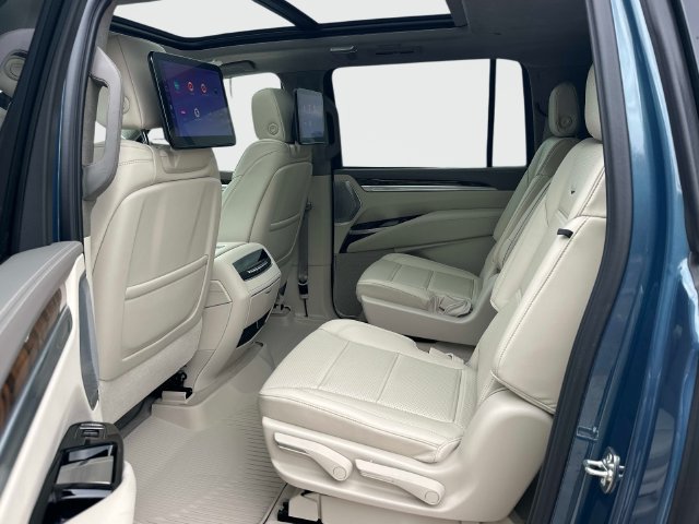 Used 2026 Cadillac Escalade ESV Platinum Sport w/ LPO, ONYX Package AWD/4WD image 17