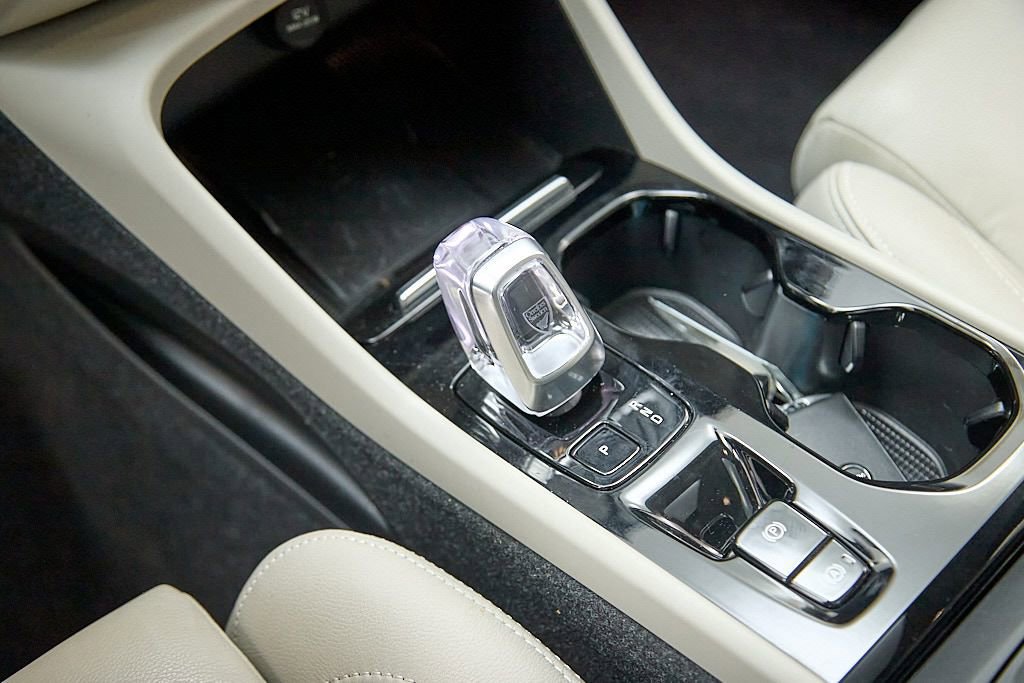 Certified 2023 Volvo XC40 B5 Plus w/ Driver Assist Package image 17