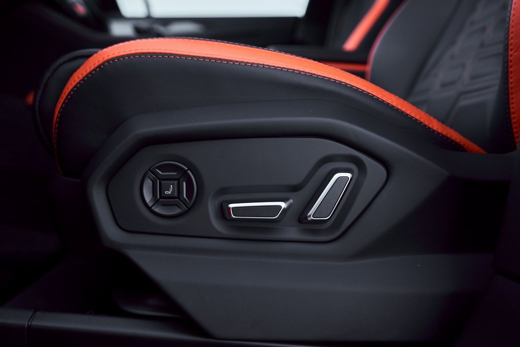 Used 2025 Lamborghini Urus SE image 36