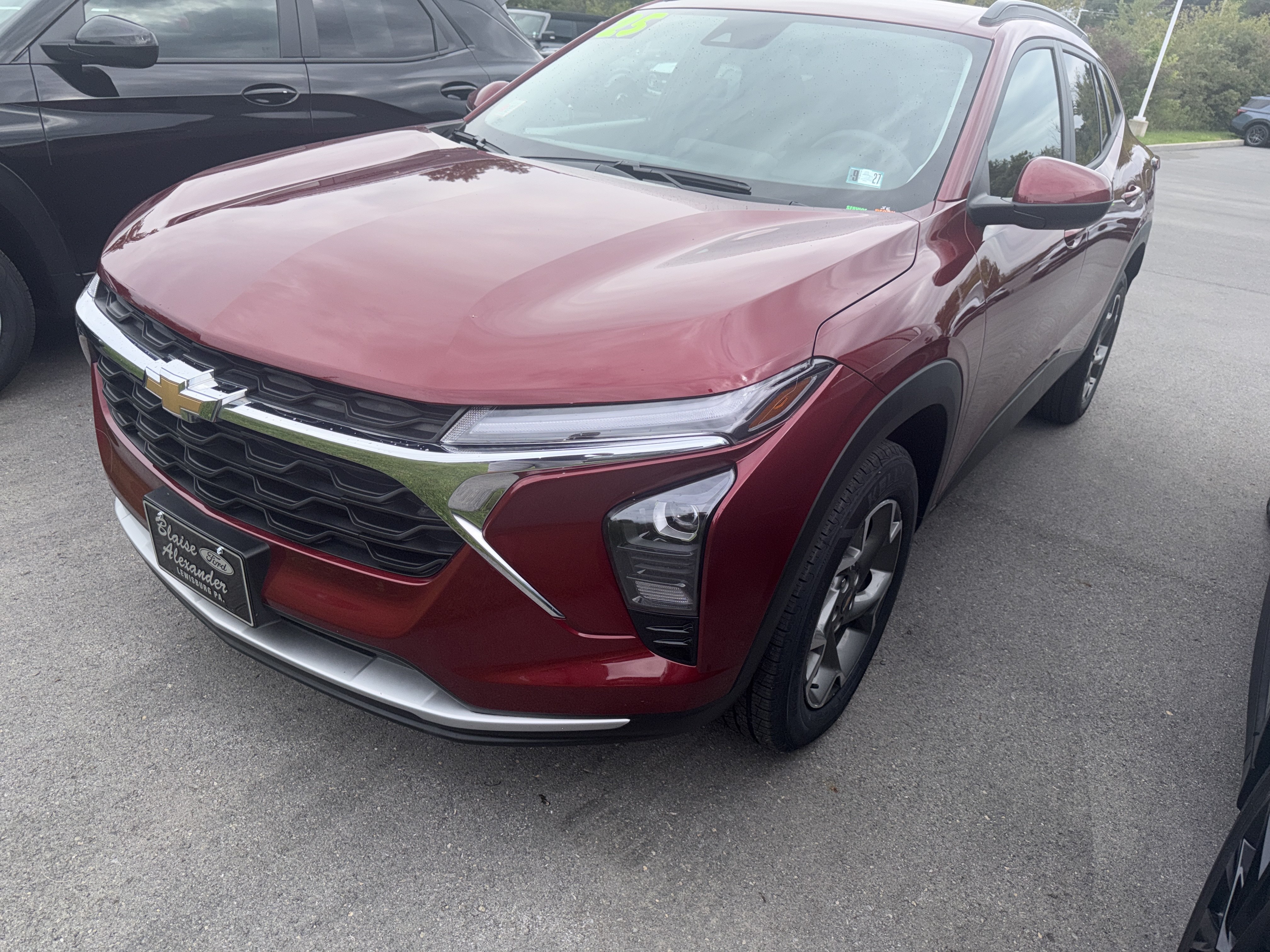 Used 2025 Chevrolet Trax LT FWD image 2