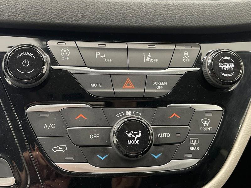 Used 2023 Chrysler Pacifica Touring-L image 24