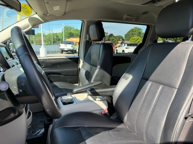 Certified 2016 Chrysler Town & Country Touring FWD image 10