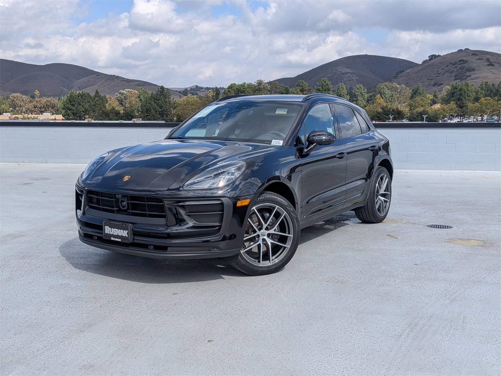 Certified 2025 Porsche Macan image 1