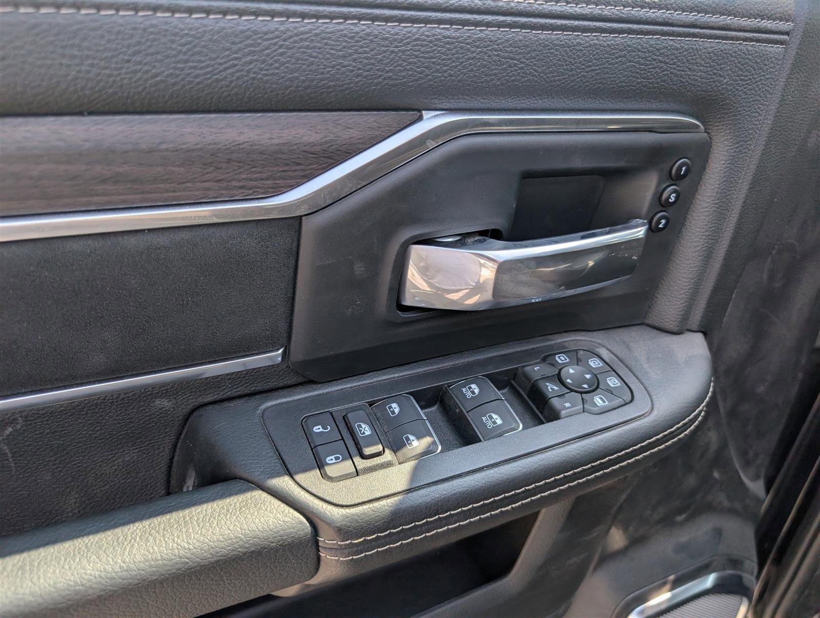 New 2025 RAM 2500 Laramie AWD/4WD image 15