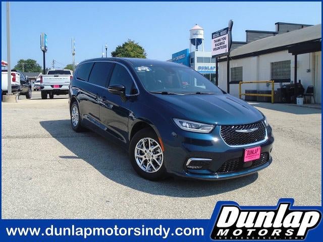 Used 2025 Chrysler Pacifica Select