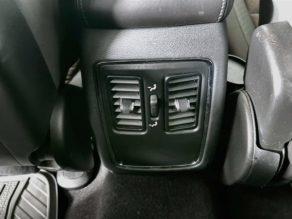 Used 2019 Jeep Grand Cherokee Laredo w/ 18" Wheel & 8.4" Radio Group AWD/4WD image 21