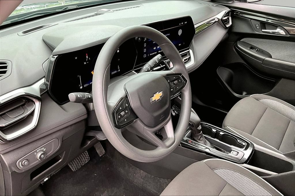 Used 2025 Chevrolet TrailBlazer LT AWD/4WD image 12
